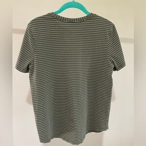 Lululemon love-curved hem crewneck t-shirt. Green & white, great condition.